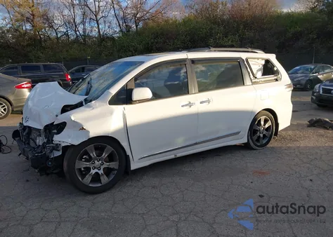 2015 Toyota Sienna Se 8 Passenger z USA, uszkodzony, nr VIN 5TDXK3DC7FS642221